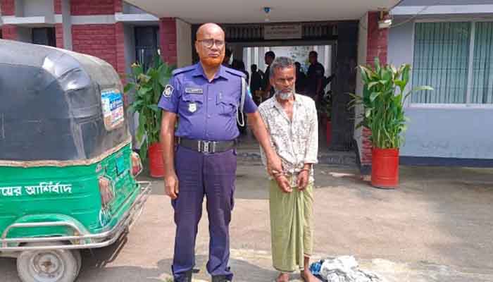 সাটুরিয়ায় শিশুকে ধর্ষণের চেষ্টা, বৃদ্ধকে পুলিশে সোপর্দ সাটুরিয়ায় শিশুকে ধর্ষণের চেষ্টা, বৃদ্ধকে পুলিশে সোপর্দ