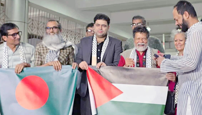 দেশে ফিরেছেন আলোকচিত্রী শহিদুল আলম দেশে ফিরেছেন আলোকচিত্রী শহিদুল আলম