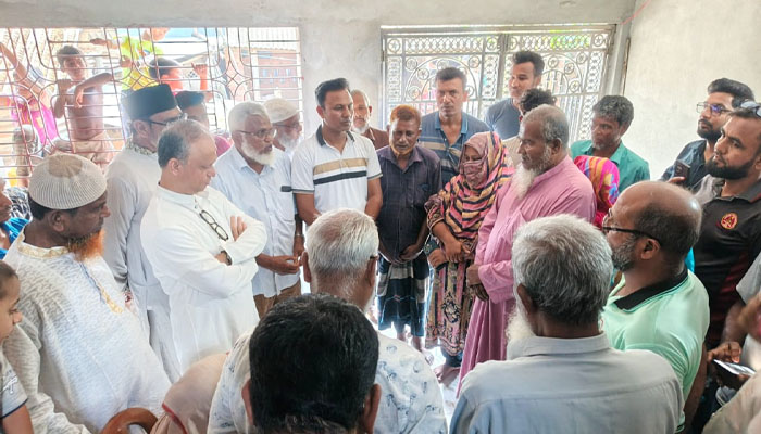 জীবননগরে নিহত ২ ভাইয়ের পরিবারের পাশে জেলা বিএনপি সভাপতি জীবননগরে নিহত ২ ভাইয়ের পরিবারের পাশে জেলা বিএনপি সভাপতি
