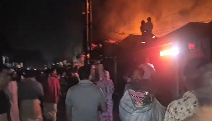 মধ্যরাতে আশুলিয়ার জিরানী বাজারে আগুন মধ্যরাতে আশুলিয়ার জিরানী বাজারে আগুন