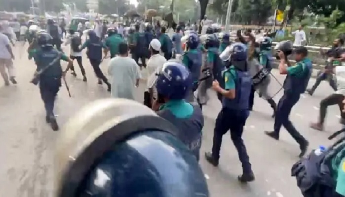 সাউন্ড গ্রেনেড-লাঠিচার্জে ছত্রভঙ্গ আন্দোলনকারী শিক্ষকরা সাউন্ড গ্রেনেড-লাঠিচার্জে ছত্রভঙ্গ আন্দোলনকারী শিক্ষকরা