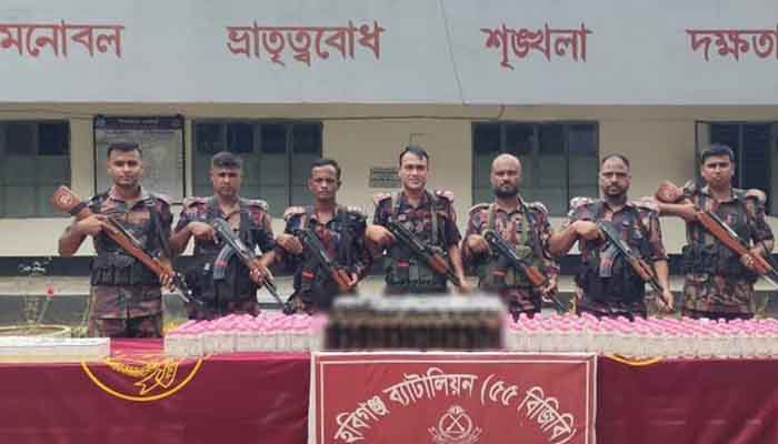 বিজিবির অভিযানে ২৫ লক্ষাধিক টাকার ভারতীয় পণ্য জব্দ বিজিবির অভিযানে ২৫ লক্ষাধিক টাকার ভারতীয় পণ্য জব্দ