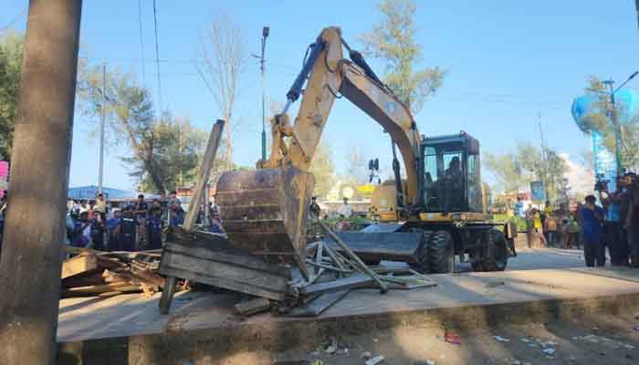 সৈকতের বালিয়াড়ি দখল করে বসানো স্থাপনা উচ্ছেদ শুরু সৈকতের বালিয়াড়ি দখল করে বসানো স্থাপনা উচ্ছেদ শুরু
