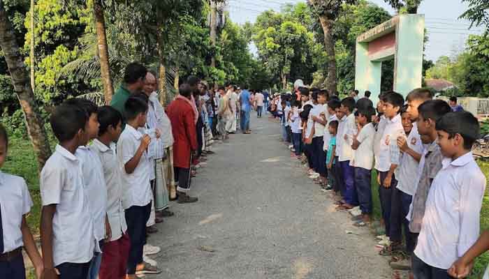 শিশু শিক্ষার্থীকে বলাৎকার, অভিযুক্তকে গ্রেপ্তারের দাবিতে মানববন্ধন