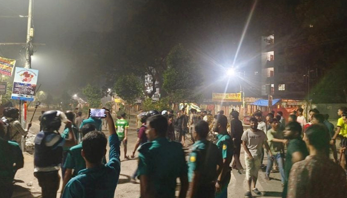 মধ্যরাতে ঢাবি ও ঢাকা কলেজের শিক্ষার্থীদের সংঘর্ষ