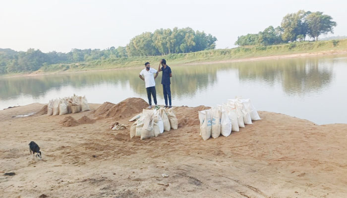 দুর্গাপুরে অবৈধভাবে বালু উত্তোলন: ৪টি অটোরিকশা জব্দ