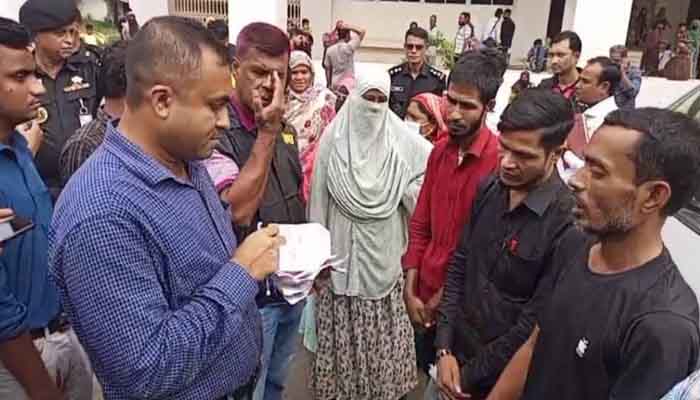 নারায়ণগঞ্জে খানপুর হাসপাতাল থেকে ১৫ দালাল আটক নারায়ণগঞ্জে খানপুর হাসপাতাল থেকে ১৫ দালাল আটক