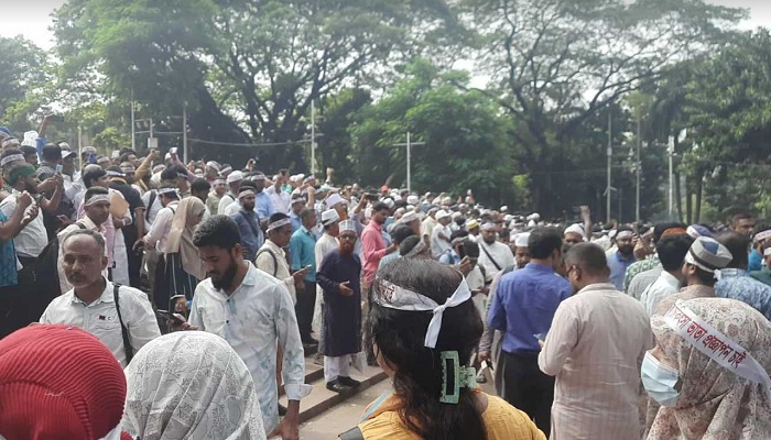 ‘মার্চ টু সচিবালয়ে’ অংশ নিতে শহীদ মিনারে শিক্ষকদের ঢল ‘মার্চ টু সচিবালয়ে’ অংশ নিতে শহীদ মিনারে শিক্ষকদের ঢল