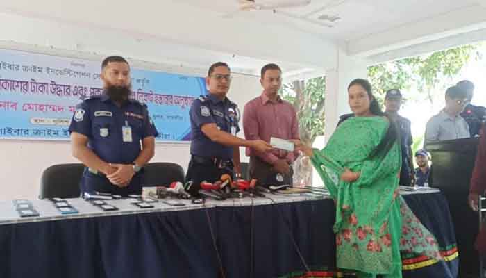 সাতক্ষীরায় ১০৮ মোবাইল উদ্ধার করে মালিকদের কাছে হস্তান্তর সাতক্ষীরায় ১০৮ মোবাইল উদ্ধার করে মালিকদের কাছে হস্তান্তর