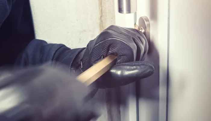 দর্শনায় দিনে-দুপুরে অর্ধ কোটি টাকার মালামাল চুরি দর্শনায় দিনে-দুপুরে অর্ধ কোটি টাকার মালামাল চুরি