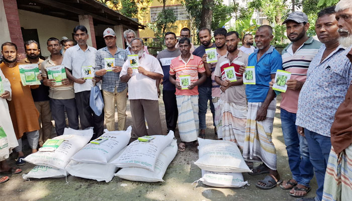 ঈশ্বরদীতে সবজি চাষে প্রণোদনা পেলেন ১০০০ কৃষক