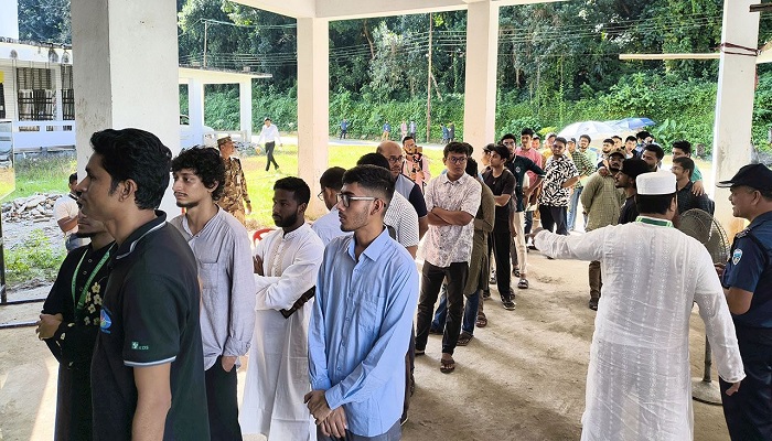 চাকসু নির্বাচনের ভোটগ্রহণ চলছে চাকসু নির্বাচনের ভোটগ্রহণ চলছে