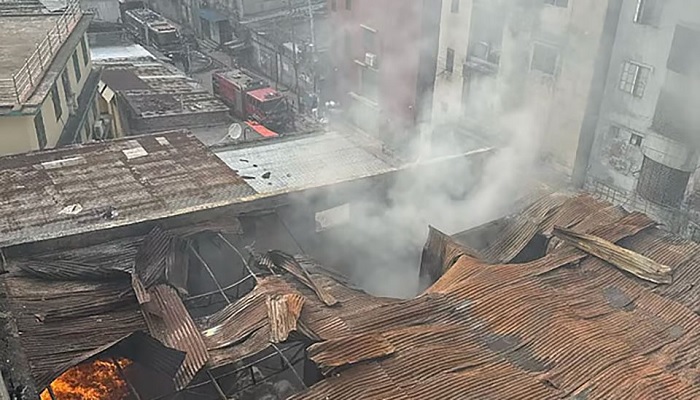 ২৩ ঘণ্টায়ও নেভেনি রূপনগরের আগুন, এখনও বেরোচ্ছে ধোঁয়া ২৩ ঘণ্টায়ও নেভেনি রূপনগরের আগুন, এখনও বেরোচ্ছে ধোঁয়া