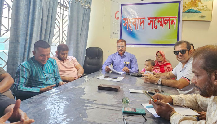 বেনাপোলে পারিবারিক দ্বন্দ্বে ভুক্তভোগীর সংবাদ সম্মেলন বেনাপোলে পারিবারিক দ্বন্দ্বে ভুক্তভোগীর সংবাদ সম্মেলন