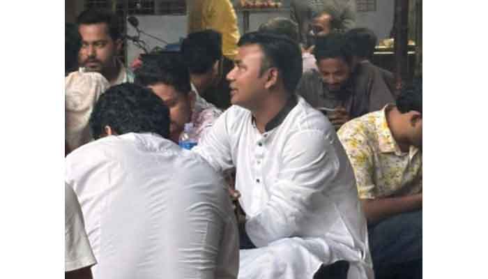 রাকসুর আচরণবিধি লঙ্ঘন: ক্যাম্পাসে অবস্থান করছেন ছাত্রদল নেতা আমান রাকসুর আচরণবিধি লঙ্ঘন: ক্যাম্পাসে অবস্থান করছেন ছাত্রদল নেতা আমান