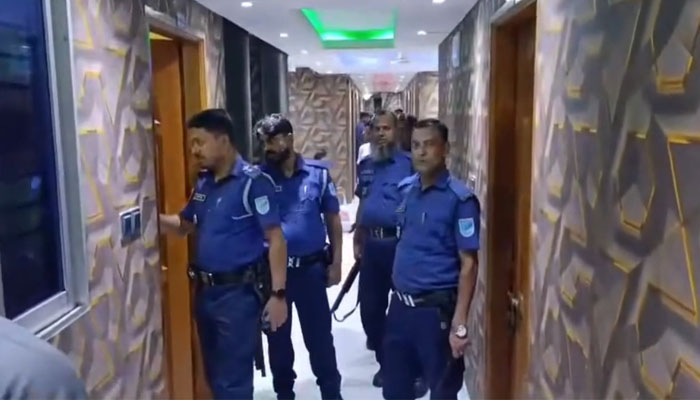 সাভারে হোটেলে দেহ ব্যবসার অভিযোগে ৯ নারীসহ গ্রেপ্তার ২২ সাভারে হোটেলে দেহ ব্যবসার অভিযোগে ৯ নারীসহ গ্রেপ্তার ২২