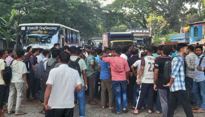 রাস্তা সংস্কারের দাবিতে ইবি শিক্ষার্থীদের মহাসড়ক অবরোধ রাস্তা সংস্কারের দাবিতে ইবি শিক্ষার্থীদের মহাসড়ক অবরোধ