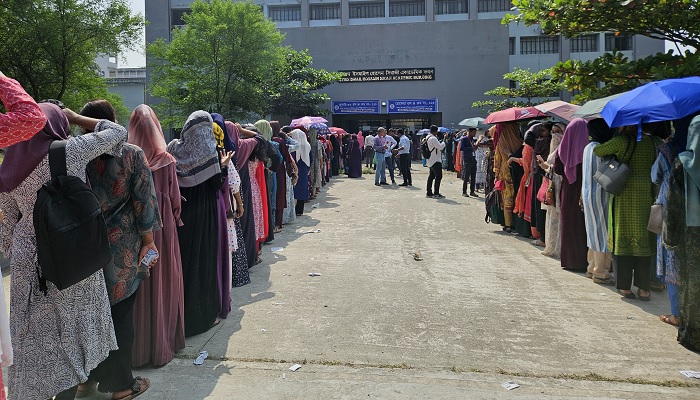 রাকসু নির্বাচন: মেয়েদের ভোট কেন্দ্রে উপচে পড়া ভিড় রাকসু নির্বাচন: মেয়েদের ভোট কেন্দ্রে উপচে পড়া ভিড়