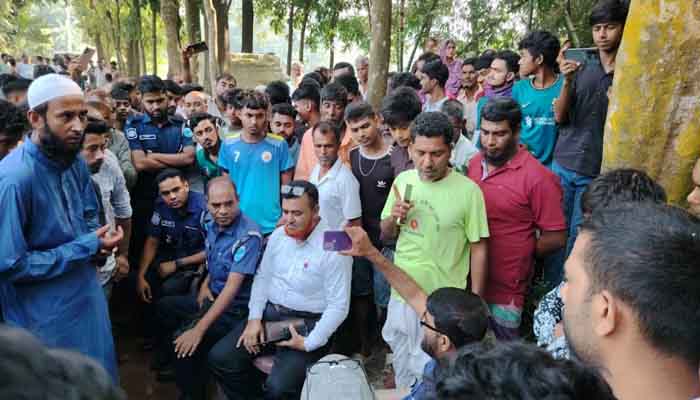 টাকা নিয়ে আসামি ছাড়ার অভিযোগ, এসআই-সহ ১০ সদস্যকে আটকে রাখলেন গ্রামবাসী টাকা নিয়ে আসামি ছাড়ার অভিযোগ, এসআই-সহ ১০ সদস্যকে আটকে রাখলেন গ্রামবাসী