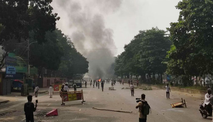 জুলাই সনদ ঘিরে সংসদ ভবন এলাকা রণক্ষেত্র, ভাঙচুর জুলাই সনদ ঘিরে সংসদ ভবন এলাকা রণক্ষেত্র, ভাঙচুর