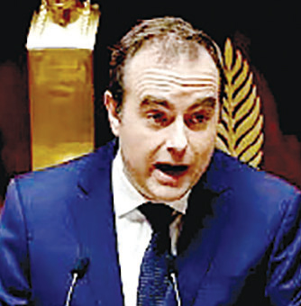 পার্লামেন্টে অনাস্থা ভোটে টিকে গেলেন ফরাসি প্রধানমন্ত্রী