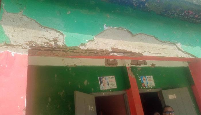 হোসেনপুরে ঝুঁকিপূর্ণ ভবনে চলছে পাঠদান হোসেনপুরে ঝুঁকিপূর্ণ ভবনে চলছে পাঠদান
