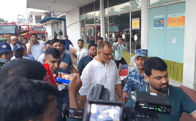আগুনের ঘটনাস্থল পরিদর্শনে বিমান উপদেষ্টা আগুনের ঘটনাস্থল পরিদর্শনে বিমান উপদেষ্টা