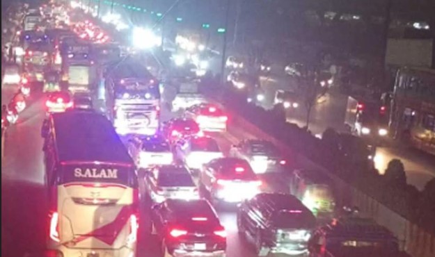 বিমানবন্দর সড়কে তীব্র যানজট বিমানবন্দর সড়কে তীব্র যানজট