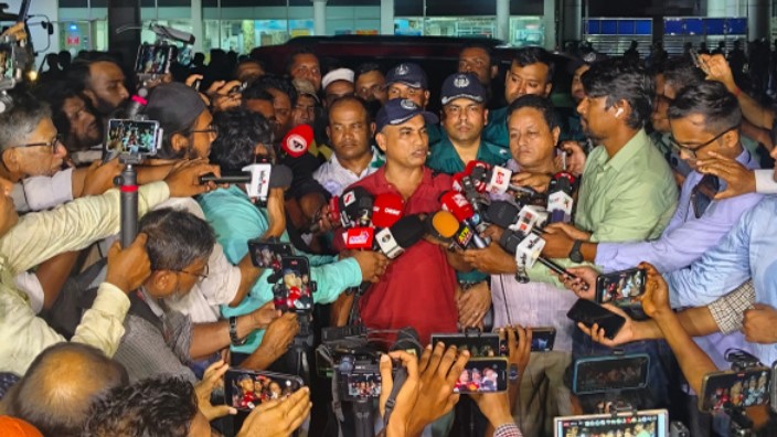 বিমানবন্দরের শৃঙ্খলা রক্ষায় কাজ করছে ৫ হাজার পুলিশ: ডিসি উত্তরা বিমানবন্দরের শৃঙ্খলা রক্ষায় কাজ করছে ৫ হাজার পুলিশ: ডিসি উত্তরা