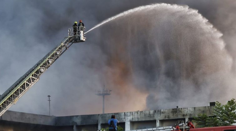 শাহজালাল বিমানবন্দরের আগুন সম্পূর্ণ নিয়ন্ত্রণে শাহজালাল বিমানবন্দরের আগুন সম্পূর্ণ নিয়ন্ত্রণে