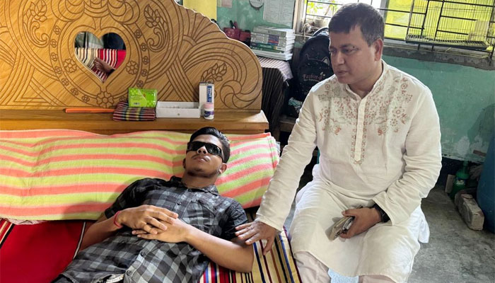 বেরোবি’র আহত শিক্ষার্থীকে দেখতে তার বাড়িতে উপাচার্য