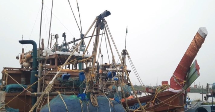 বঙ্গোপসাগর থেকে ট্রলারসহ ১৪ ভারতীয় জেলেকে আটক করেছে নৌবাহিনী বঙ্গোপসাগর থেকে ট্রলারসহ ১৪ ভারতীয় জেলেকে আটক করেছে নৌবাহিনী
