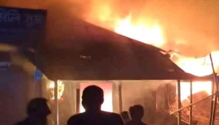 বোয়ালমারীতে আগুনে ১৮ দোকান পুড়ে ছাই বোয়ালমারীতে আগুনে ১৮ দোকান পুড়ে ছাই