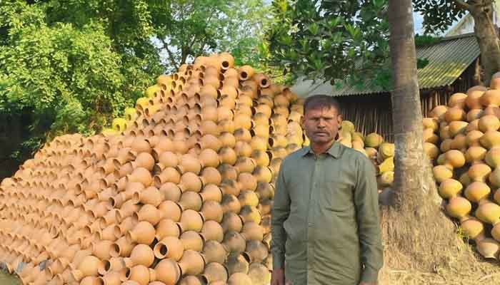 চুয়াডাঙ্গায় মাটির ভাঁড় তৈরিতে ব্যস্ত মৃৎশিল্পীরা চুয়াডাঙ্গায় মাটির ভাঁড় তৈরিতে ব্যস্ত মৃৎশিল্পীরা