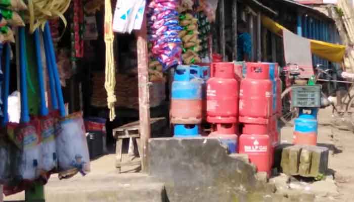 হোসেনপুরে যত্রতত্র এলপিজি সিলিন্ডারের দোকান, বাড়ছে দুর্ঘটনার ঝুঁকি হোসেনপুরে যত্রতত্র এলপিজি সিলিন্ডারের দোকান, বাড়ছে দুর্ঘটনার ঝুঁকি