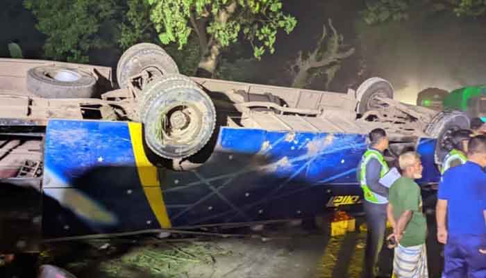 মহাসড়কে বাস উল্টে ২১ যাত্রী আহত মহাসড়কে বাস উল্টে ২১ যাত্রী আহত