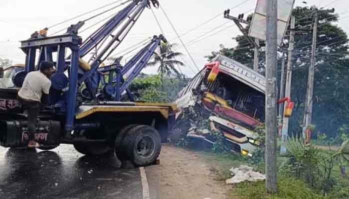 পটিয়ায় পিকআপ ও বাস মুখোমুখি সংঘর্ষে আহত ২০ পটিয়ায় পিকআপ ও বাস মুখোমুখি সংঘর্ষে আহত ২০