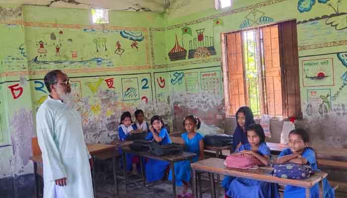 স্কুলের ছাদ নয়, যেন বালির বাঁধ! আতঙ্কে শিক্ষার্থীরা স্কুলের ছাদ নয়, যেন বালির বাঁধ! আতঙ্কে শিক্ষার্থীরা