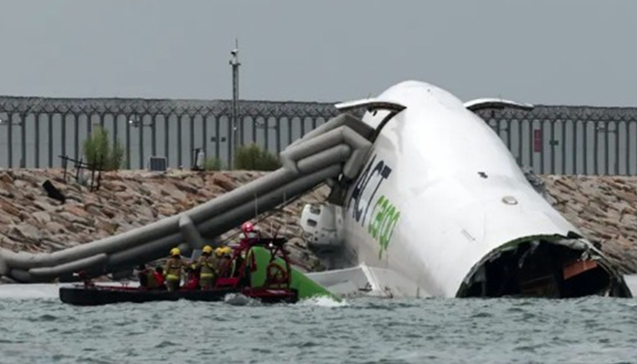 হংকংয়ে রানওয়ে থেকে ছিটকে সাগরে কার্গো বিমান, নিহত ২ হংকংয়ে রানওয়ে থেকে ছিটকে সাগরে কার্গো বিমান, নিহত ২