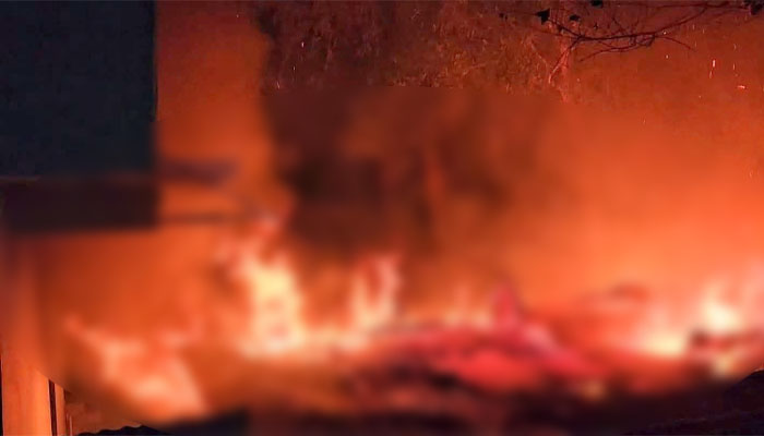 দুর্গাপুরে অগ্নিকাণ্ডে দুই পরিবারের বসতঘর ভস্মীভূত, আহত ১