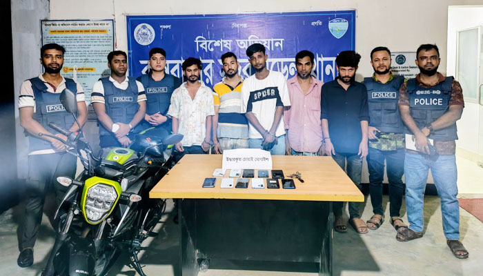 কক্সবাজারে পর্যটককে ছিনতাই, মালামালসহ গ্রেপ্তার ৫ কক্সবাজারে পর্যটককে ছিনতাই, মালামালসহ গ্রেপ্তার ৫