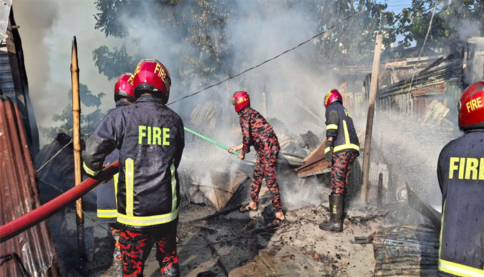 গ্যাস সিলিন্ডারের লিকেজ: আগুনে পুড়েছে ৭ ব্যবসা প্রতিষ্ঠান গ্যাস সিলিন্ডারের লিকেজ: আগুনে পুড়েছে ৭ ব্যবসা প্রতিষ্ঠান