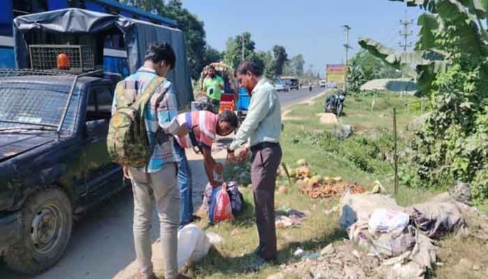 মানিকগঞ্জে ইলিশ বহনের অভিযোগে আটক ৩, নারীকে ছেড়ে দেওয়ার অভিযোগ মানিকগঞ্জে ইলিশ বহনের অভিযোগে আটক ৩, নারীকে ছেড়ে দেওয়ার অভিযোগ