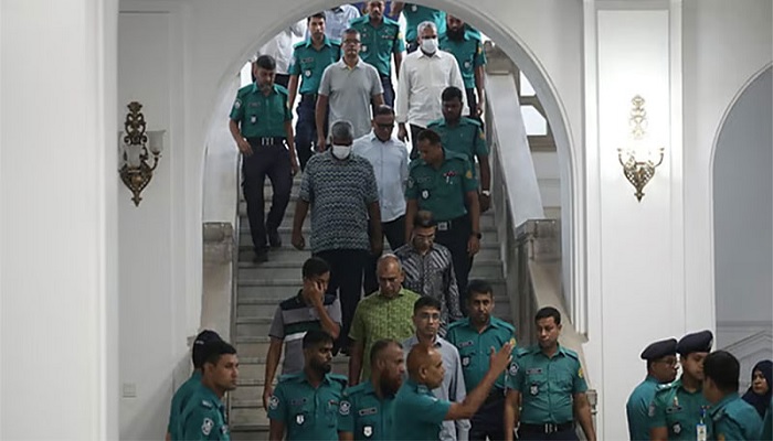 ১৫ সেনা কর্মকর্তাকে কারাগারে পাঠালেন ট্রাইব্যুনাল ১৫ সেনা কর্মকর্তাকে কারাগারে পাঠালেন ট্রাইব্যুনাল