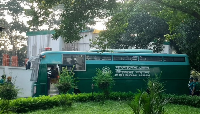 ট্রাইব্যুনাল থেকে সাবজেলে নেওয়া হলো ১৫ সেনা কর্মকর্তাকে ট্রাইব্যুনাল থেকে সাবজেলে নেওয়া হলো ১৫ সেনা কর্মকর্তাকে