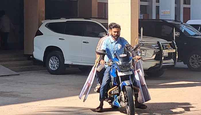 নিরাপদ সড়কের র্যালিতে হেলমেটবিহীন ৩ আরোহী নিরাপদ সড়কের র্যালিতে হেলমেটবিহীন ৩ আরোহী