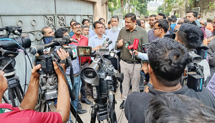 কড়াইল বস্তিতে অবৈধ গ্যাস সংযোগে তিতাসের অভিযান কড়াইল বস্তিতে অবৈধ গ্যাস সংযোগে তিতাসের অভিযান