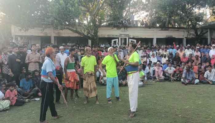 সিরাজগঞ্জে গ্রাম বাংলার ঐতিহ্যবাহী লাঠি খেলা সিরাজগঞ্জে গ্রাম বাংলার ঐতিহ্যবাহী লাঠি খেলা