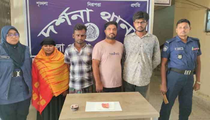 দর্শনায় শিক্ষিকার বাড়িতে চুরির ঘটনায় মূলহোতাসহ গ্রেপ্তার ৪ দর্শনায় শিক্ষিকার বাড়িতে চুরির ঘটনায় মূলহোতাসহ গ্রেপ্তার ৪