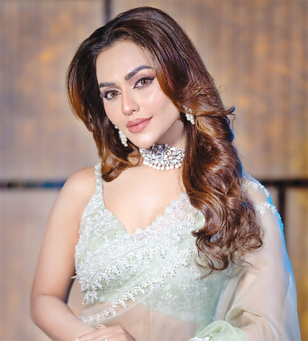 মৌসুমের প্রিয় রঙে নুসরাত ফারিয়া মৌসুমের প্রিয় রঙে নুসরাত ফারিয়া